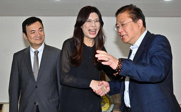 日昇配资 获得台湾商界大佬许舒博支持，郑丽文：努力帮大家把饼做大